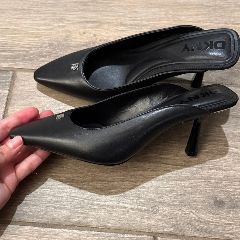 New DKNY Netta Black Pointed Toe Pump Sz 6 M - Picture 11 of 15